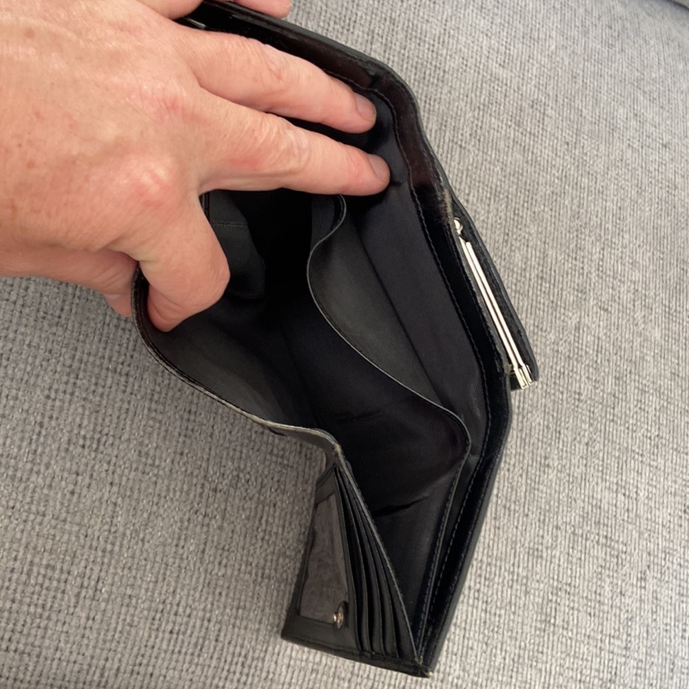 Danier leather tri fold wallet with change pocket - Picture 6 of 6